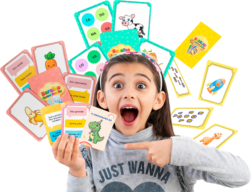 Criança segurando cartas e prévias dos jogos do material Jogando e Lendo